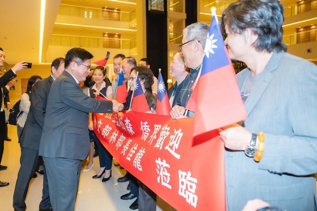 Lin Chia-lung fue recibido anoche en el aeropuerto por el vicecanciller paraguayo Víctor Verdún. Foto: Gentileza
