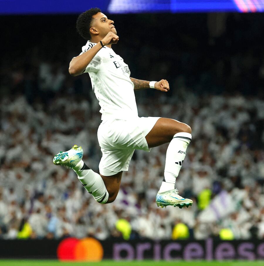 El brasileño Rodrygo adelantó el Real en el derbi de Madrid y festejó así.FOTO: AFP