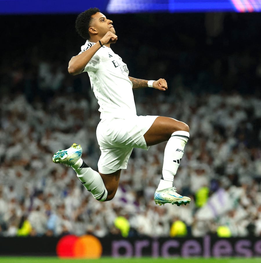 El brasileño Rodrygo adelantó el Real en el derbi de Madrid y festejó así.FOTO: AFP
