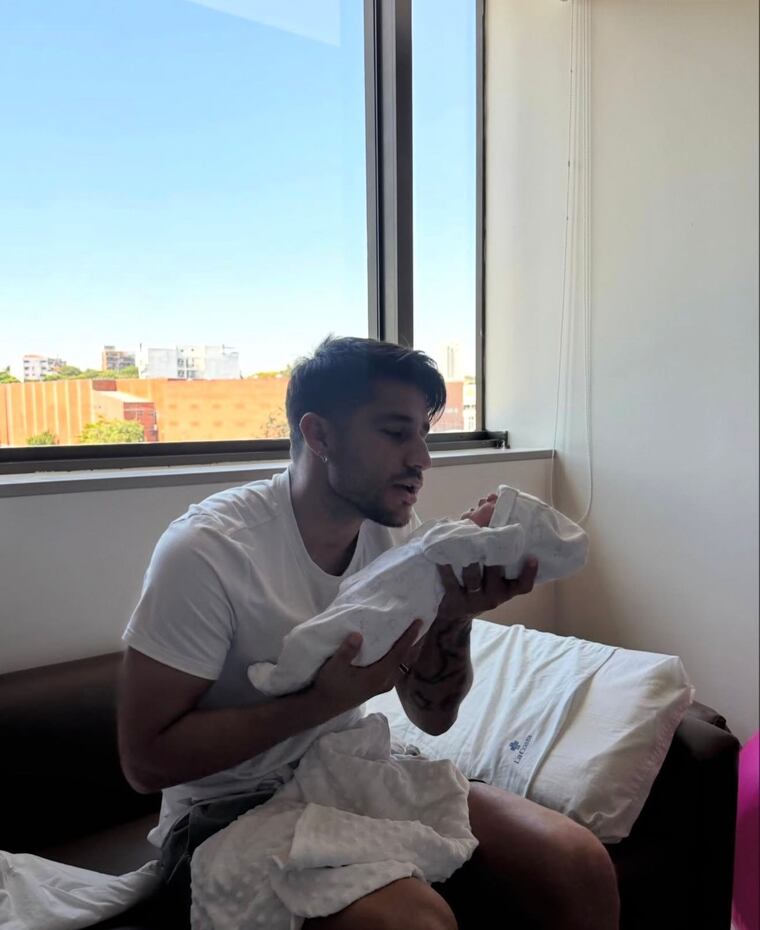 Iván Torres alza a su hijo, Thiago. Foto: Instagram - @ivantorres1