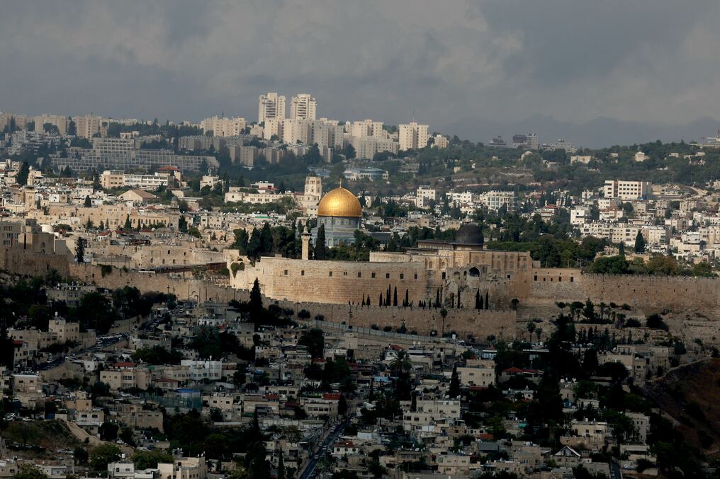 Una vista general de Jerusalén Este y la Cúpula de la Roca en el recinto de la Mezquita de Al-Aqsa, el tercer lugar más sagrado del Islam. Foto: AFP
