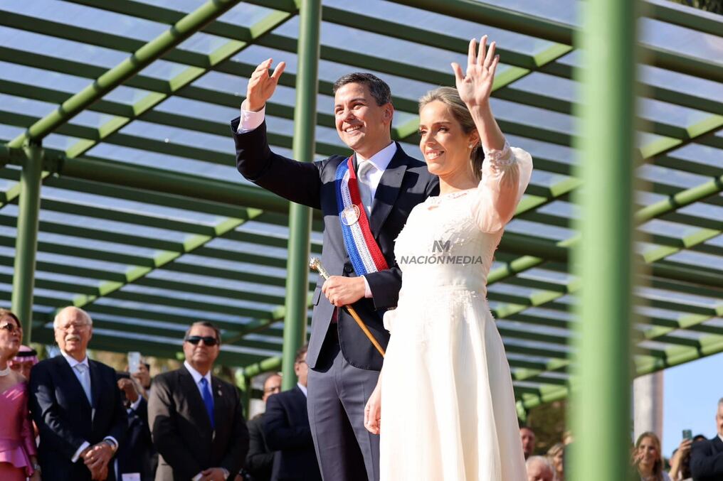 El presidente de la República, Santiago Peña, junto a la primera dama, Leticia Ocampos, tras el acto de juramento. Foto: Jorge Romero 