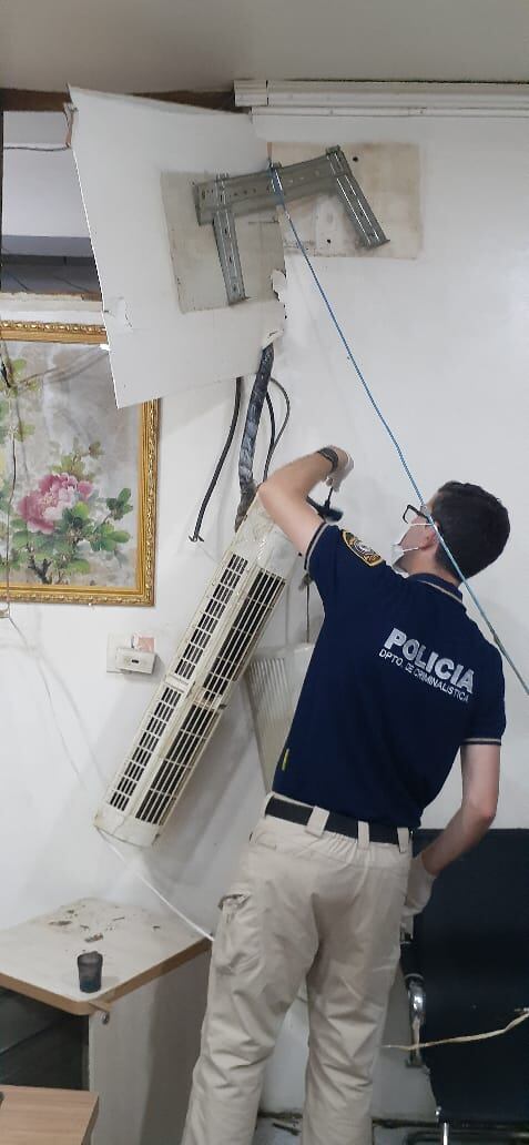 Agentes policiales verificaron el lugar de donde llevaron dinero y armas, dentro de una oficina que funcionaba como un taller y al que ingresaron los delincuentes. Foto: Gentileza