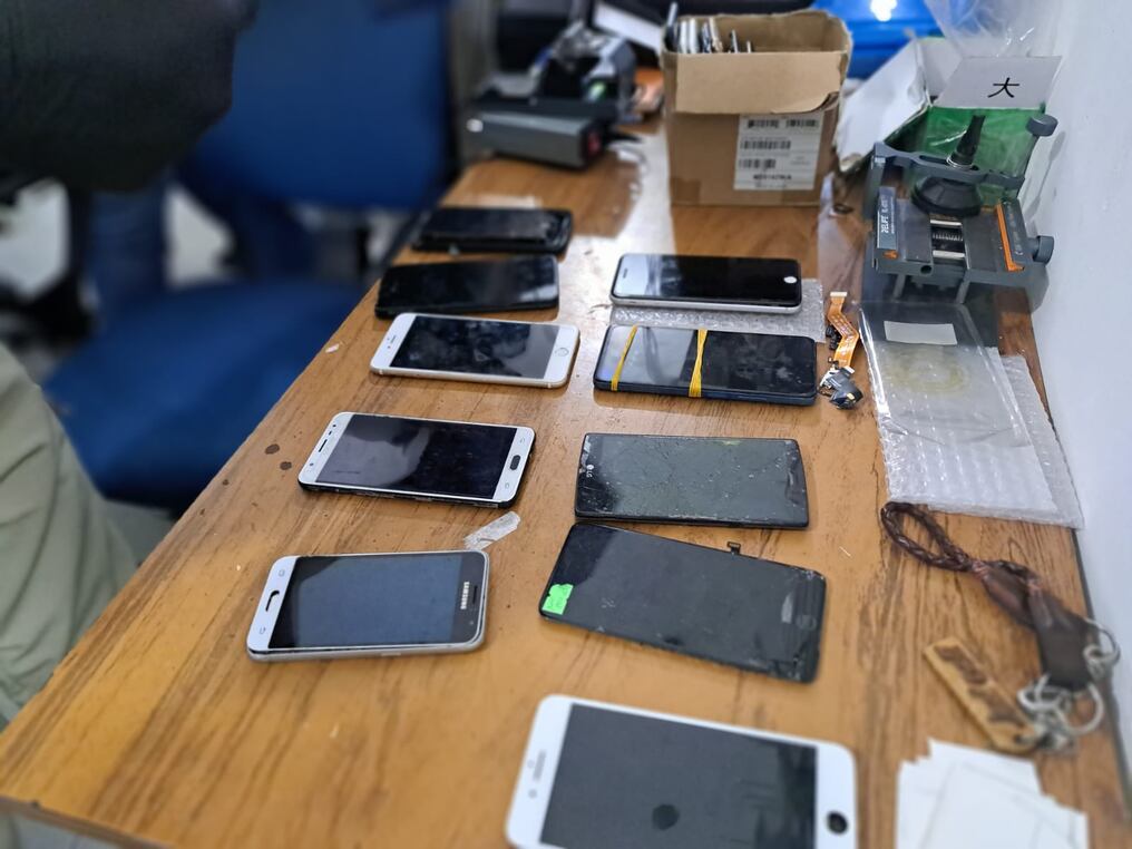 La Fiscalía desplegó varios procedimientos en Galería Bonanza y Galería San Miguel por la comercialización de celulares presumiblemente ilegales. Foto: @MinPublicoPy