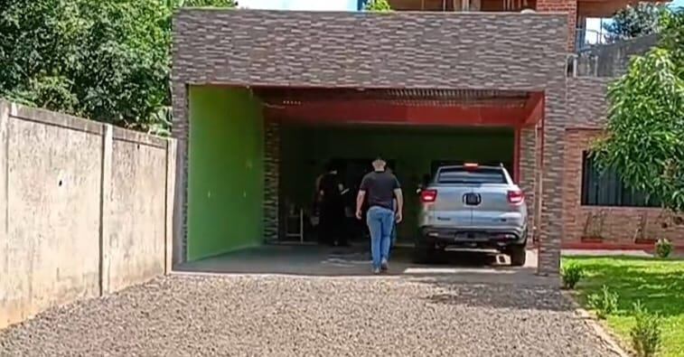 Encontraron un vehículo hurtado en Brasil en la casa de un policía, en el km 9 Acaray de Ciudad del Este. Fue detenido el suboficial Ángel Ávalos, quien está comisionado a la seguridad del edificio del Hospital IPS de CDE. Foto: Gentileza