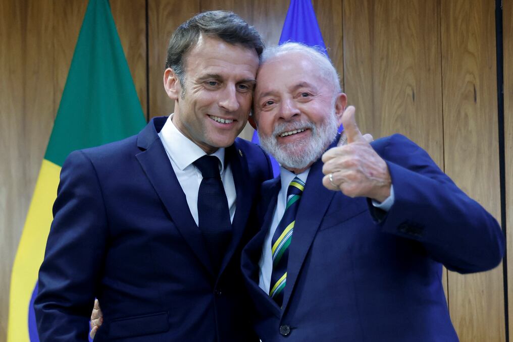 Lula plantea definir una estrategia para enfrentar a nivel internacional el crecimiento de la extrema derecha y sus matrices. El mandatario francés Emmanuel Macron es uno de sus aliados. Foto: AFP/Archivo