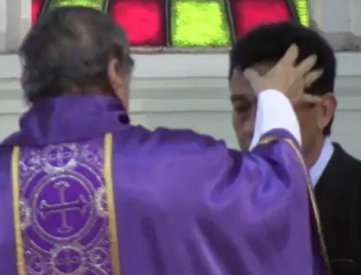 Al término de la celebración eucarística, el monseñor Ricardo Valenzuela realizó la imposición de la ceniza a los feligreses. Foto: Gentileza
