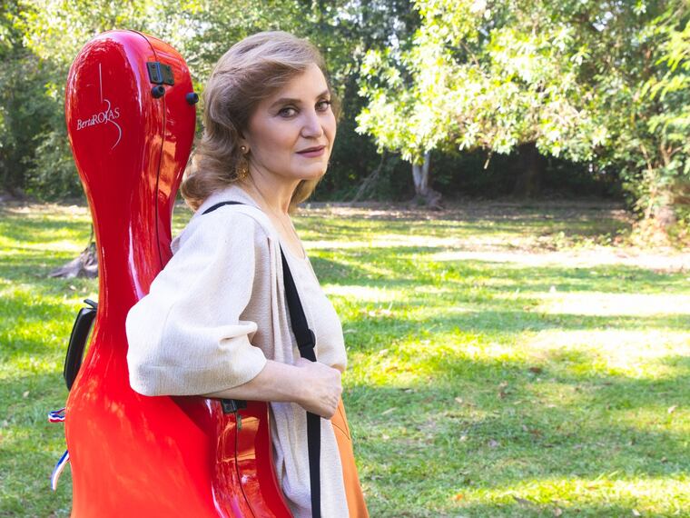 Berta Rojas con su guitarra “La Rojita”. Foto: Gentileza