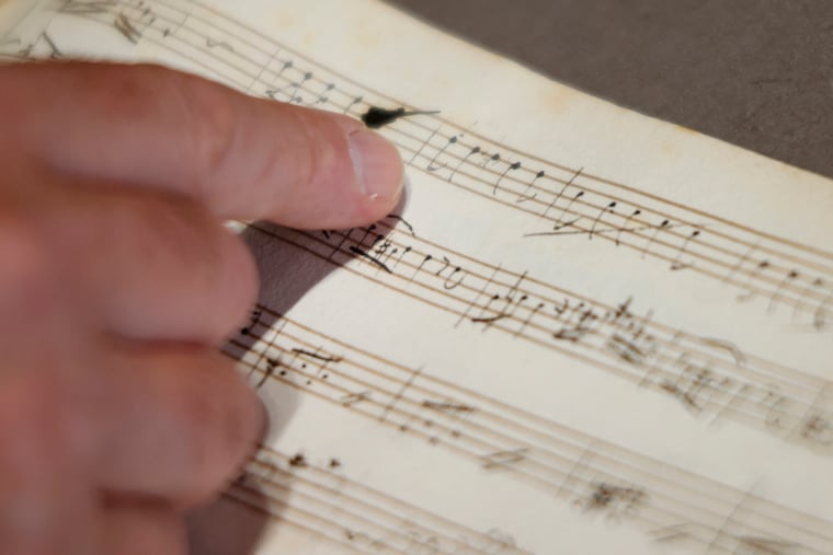 Fragmento original del cuaderno de música manuscrito de Mozart en la Biblioteca Richelieu. Foto: Kenzo Tribouillard / AFP