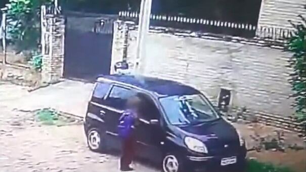 El menor forcejeó con el hombre, a quien incluso mordió y logró zafar de su agresor para pedir auxilio a la Policía. Foto: Captura de pantalla