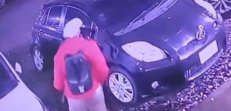 Un vídeo que se viralizó en redes sociales mostraba a un sujeto robando el espejo de un automóvil aparcado en el predio de la UNA. Foto: Captura de pantalla