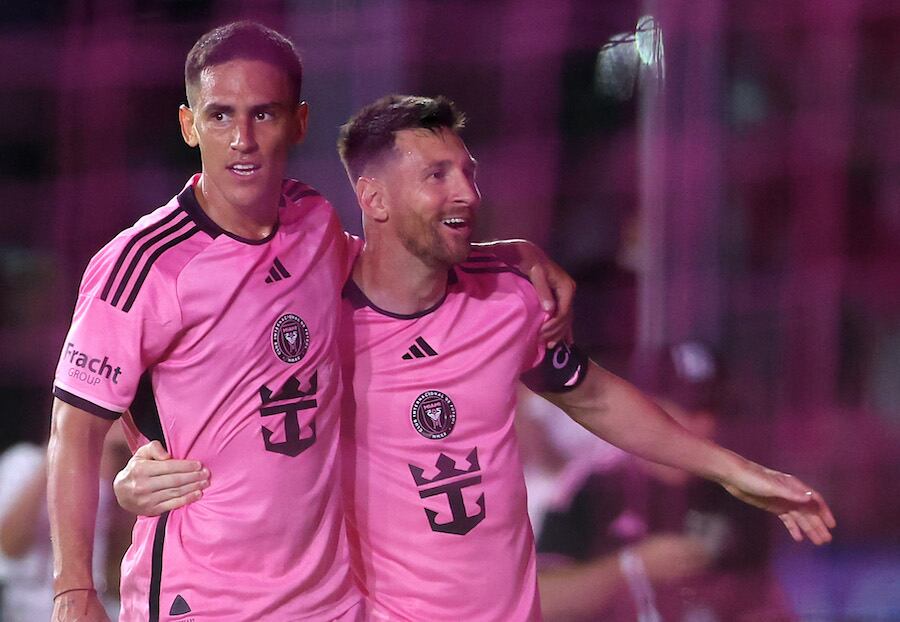 Matías Rojas festeja su conquista con Lionel Messi, quien lo asistió dos veces para anotar un doblete.FOTO: AFP