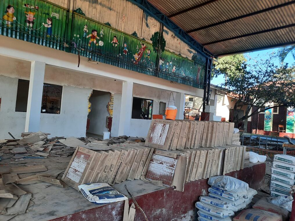 Escuela Básica n.º 2.978 Santa Ana de Ciudad del Este. Una esperada reparación de siete aulas comenzó en enero y debía terminar en abril, pero siguen las obras, mientras alumnos de cuatro secciones dan clases en una parroquia del barrio. Foto: Gentileza
