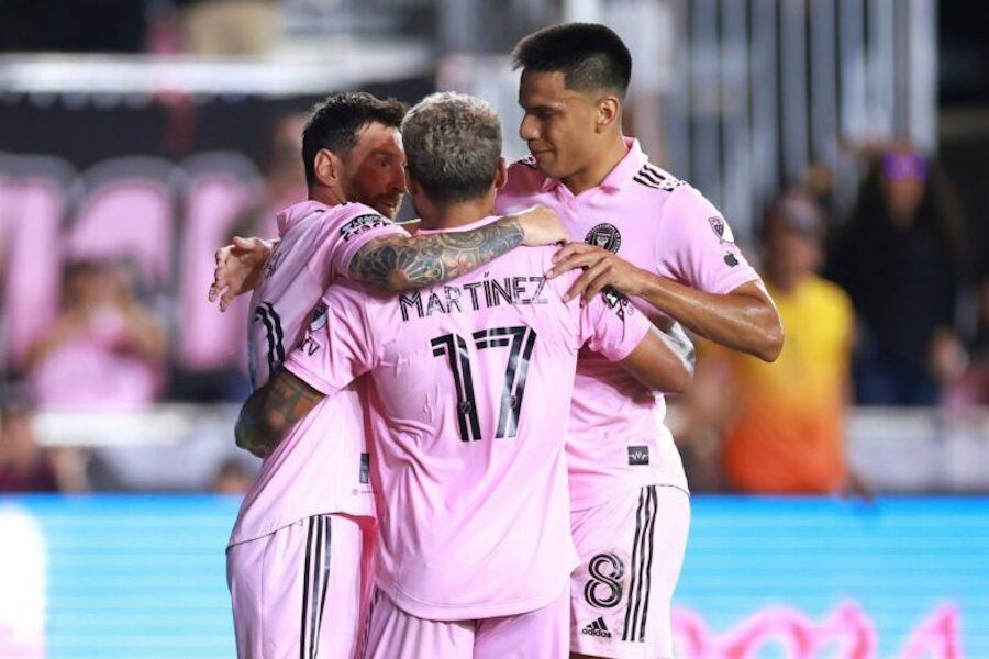 Diego Gómez se abraza con Messi
y Martínez en una noche soñada.FOTO:@INTERMIAMI