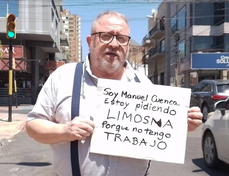 Manuel Cuenca se tomó una foto con un cartel en el que dice pedir limosna por no tener trabajo.