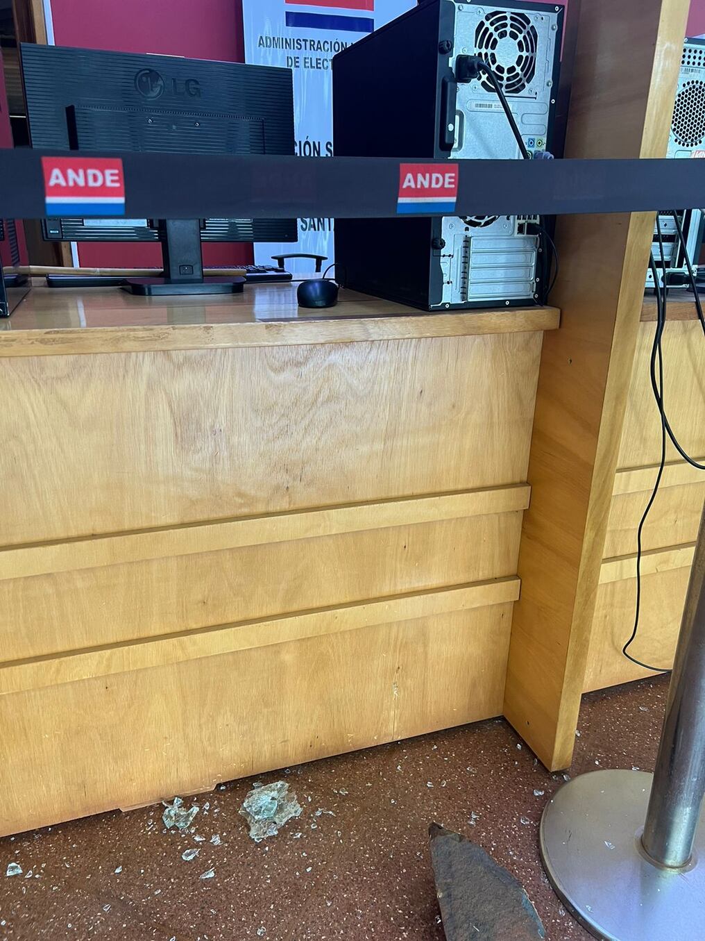 El local de la Ande de la ciudad de Santa Rita, Alto Paraná, fue violentado hoy por asaltantes, quienes procedieron al robo del dinero existente en el sitio y a la vez tomaron como rehenes a dos funcionarios y a un policía, abandonados después en la colonia Mbarete. Foto: Gentileza