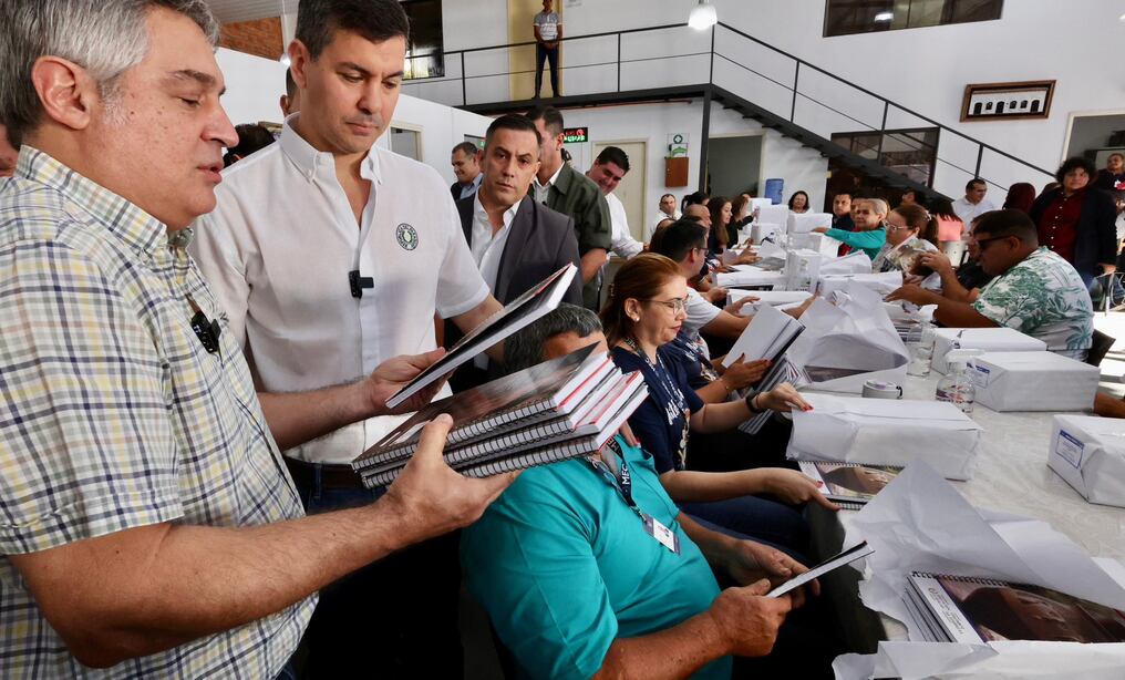  Más de 90 funcionarios de diferentes dependencias del Ministerio de Educación trabajan en la puesta en condiciones y empaque de los kits escolares. Foto: Gentileza
