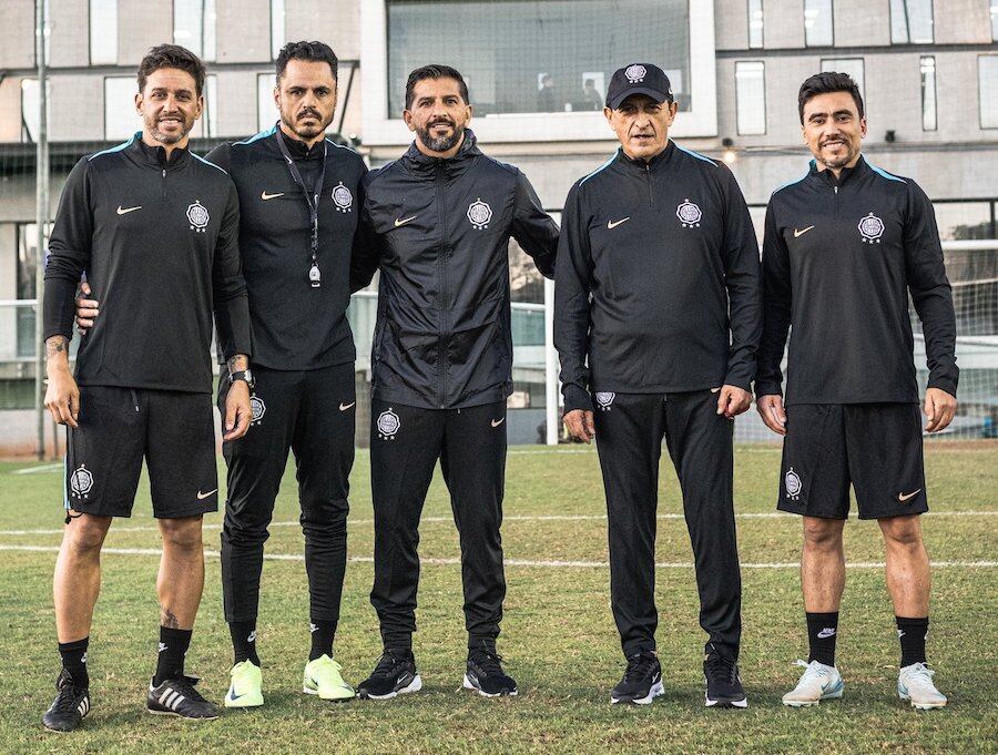 Ramón Díaz junto a integrantes de su cuerpo técnico. El renombrado estratega argentino intentará reflotar el
barco franjeado.FOTO: