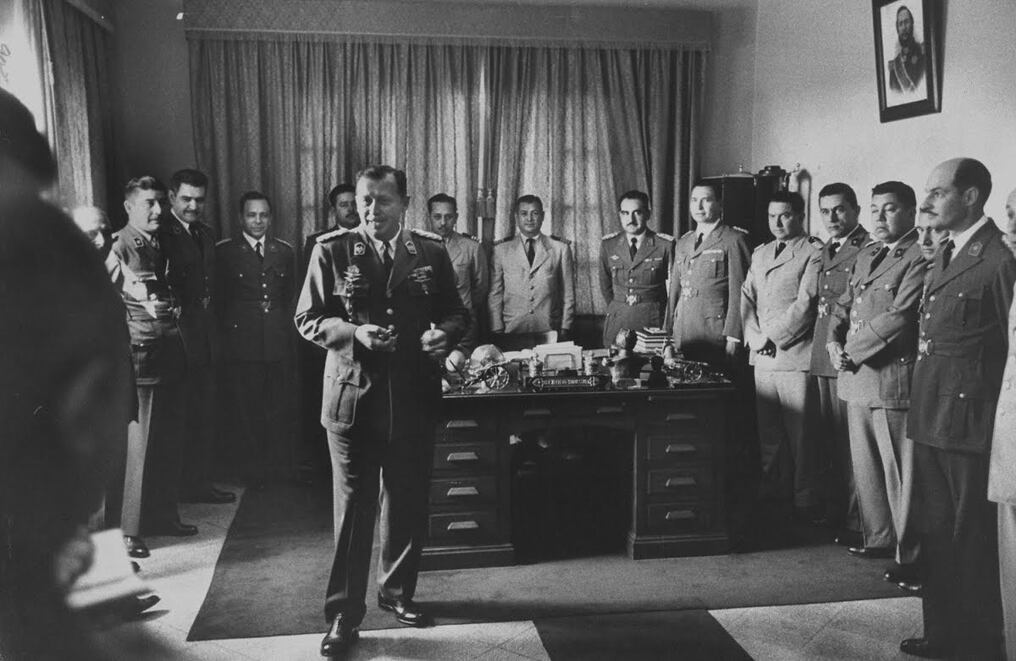 Alfredo Stroessner con mandos militares en 1959. Foto: Frank Scherschel