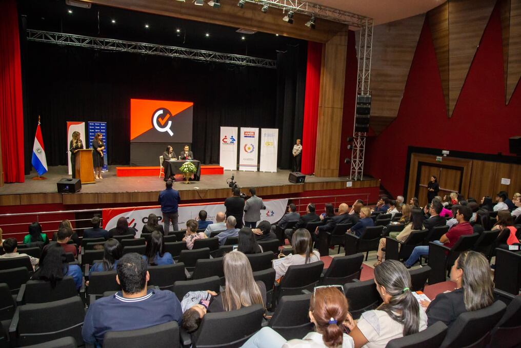 Clausura del acto de culminación de la segunda edición del curso Capalt en Ciudad del Este, de la cual participaron 58 empresas de Alto Paraná. Foto: Gentileza