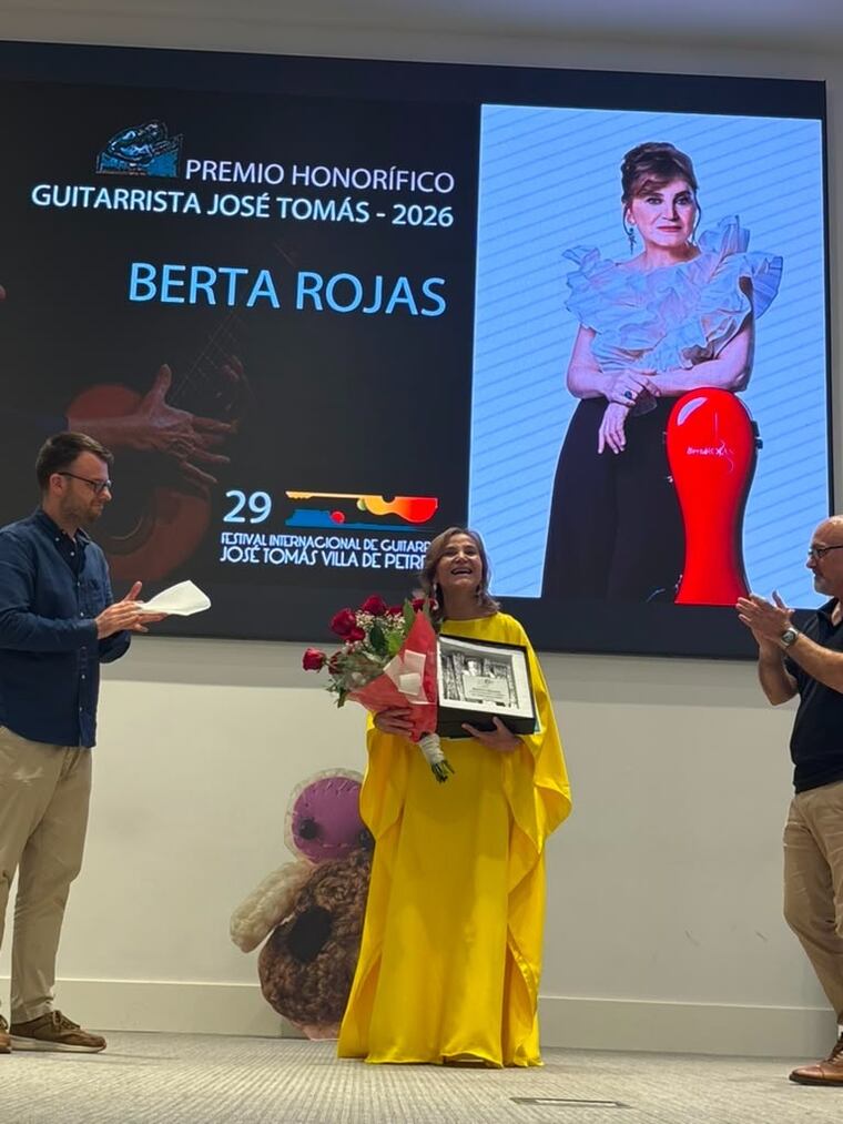 Berta Rojas, en el momento en que recibió el Premio Honorífico Guitarrista José Tomás 2026. Foto: Gentileza