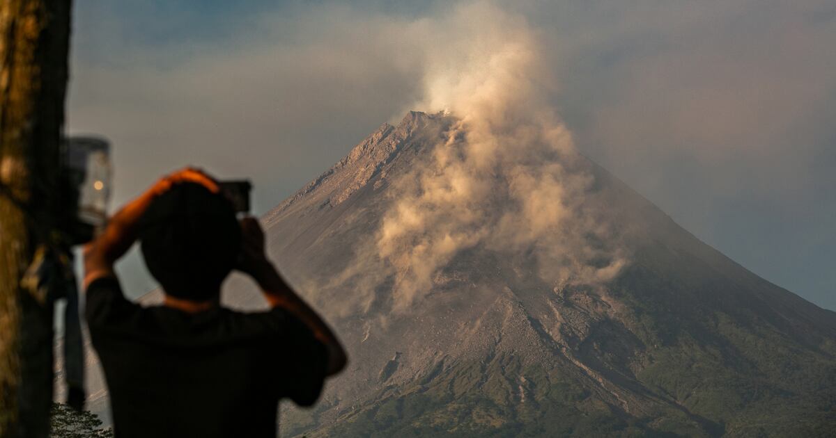 La Nación / Volcán de Sumatra, en Indonesia, entra en erupción