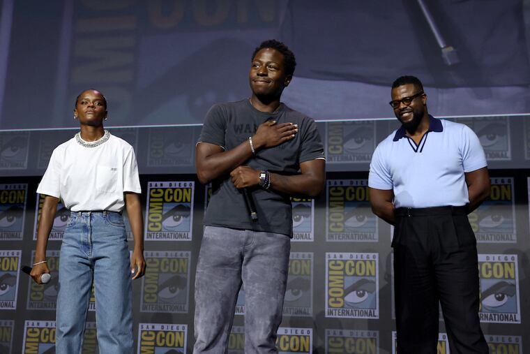 Letitia Wright, David Jonsson y Winston Duke . Foto: Jesse Grant / Getty Images North America / Getty Images via AFP
