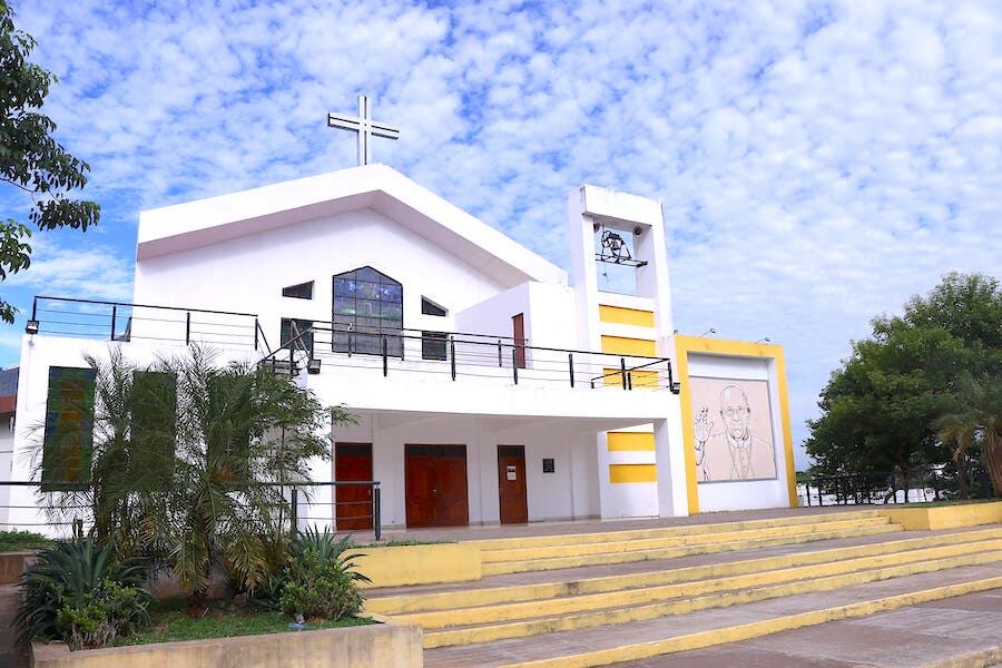 La parroquia San Francisco de Asís, nombrada así en homenaje al papa, es el corazón del barrio.