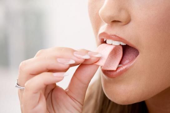 Tragar chicle solo es perjudicial para el organismo si se realiza en exceso. Foto: iStock