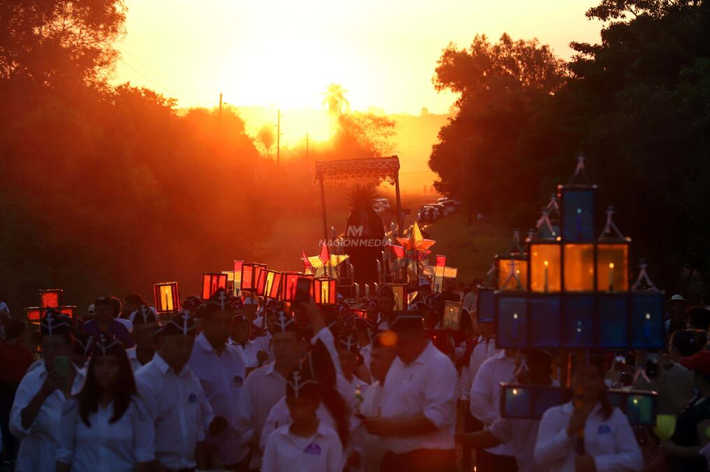 Como cada Viernes Santo, con la llegada del ocaso se inició la procesión de la Virgen Dolorosa desde la capilla Santa Cruz de Tañarandy. Foto: Jorge Jara