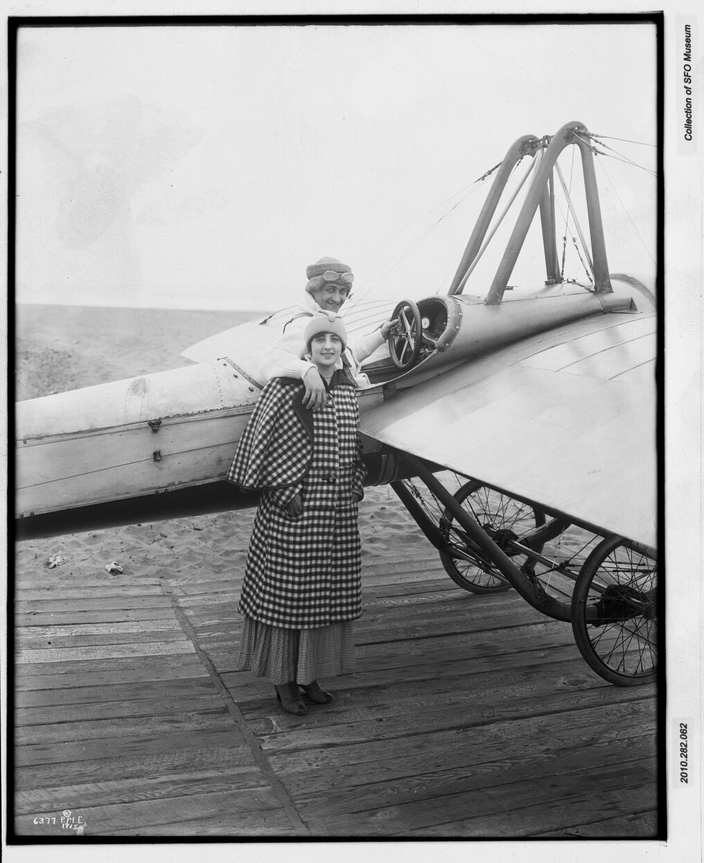 Silvio Pettirossi con su esposa Sara Usher Conde y la aeronave Deperdussin, en la Exposición Internacional en San Francisco (EE. UU.), en 1915, por la apertura del Canal de Panamá. Foto: Gentileza/Antonio Luis Sapienza