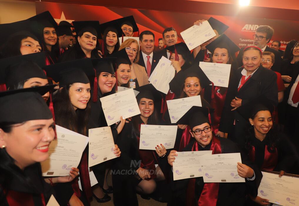Un total de 60 jóvenes se graduaron del Centro de Formación y Capacitación Laboral de la ANR. Foto: Jorge Romero