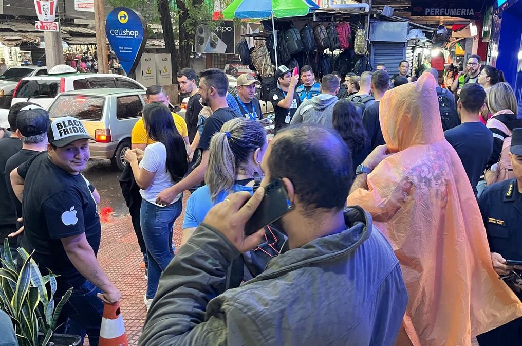 El primer día del Crazy Week en el comercio de Ciudad del Este fue con lluvia y mermó la cantidad de visitantes brasileños, pero el movimiento fue bueno igual, según los organizadores de la Cámara de Comercio. Foto: Gustavo Galeano