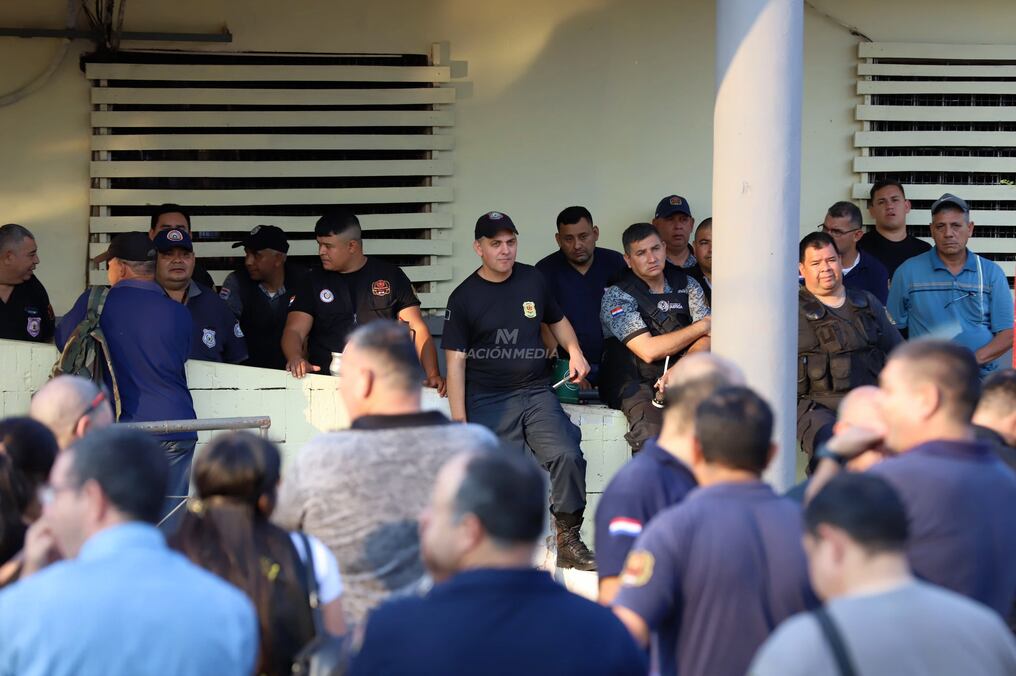 El fallecido es José Carlos Giménez, de 35 años, condenado por robo agravado en el año 2014. Según relatos de los guardias penitenciarios, el cuerpo no presenta lesiones, según el informe policial. Foto: Jorge Jara.