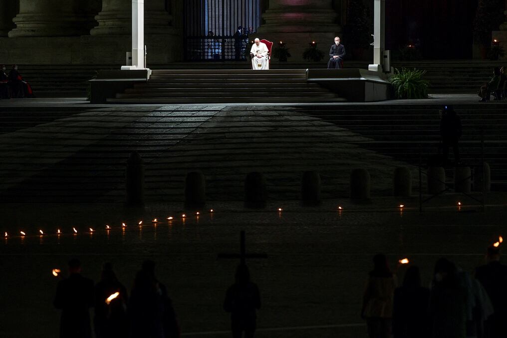 Durante la celebración del viacrucis en plena pandemia de covid-19 de 2020 sin público. Foto: AFP