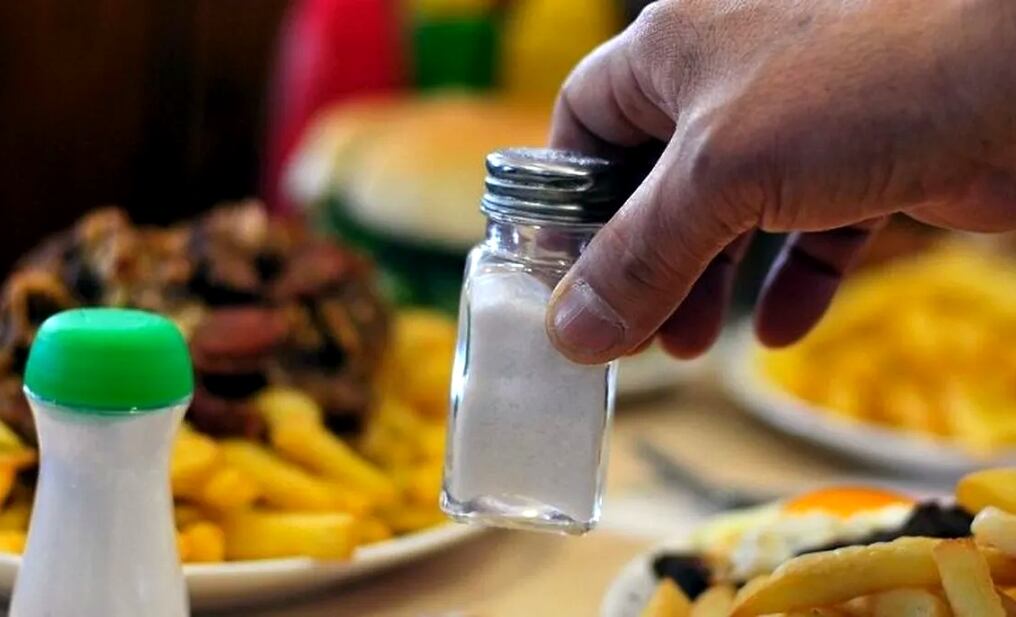 El tratamiento no farmacológico implica realizar una dieta sin sal. Foto: Ilustrativa