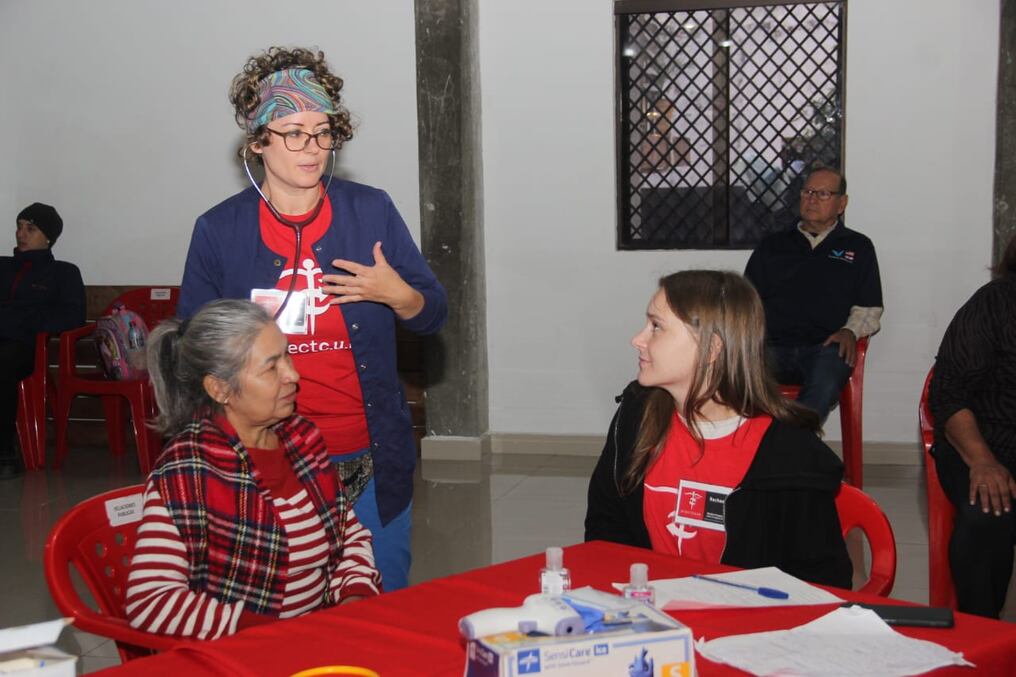 En cuatro días de atención en la sede del Partido Colorado fueron atendidos miles de pacientes con la presencia de 15 profesionales médicos de los Estados Unidos. Foto: Gentileza