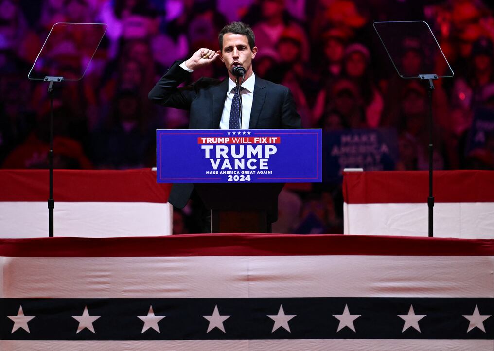 El comediante estadounidense Tony Hinchcliffe durante el polémico mitin de campaña de Donald Trump en el Madison Square Garden. Foto: AFP