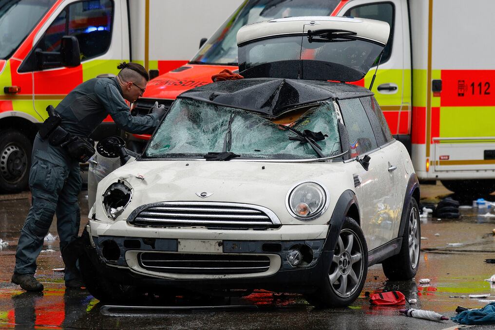 Un agente de policía inspecciona el coche con que se atropelló a una multitud en el sur de Alemania. Foto: Michaela Stache/AFP