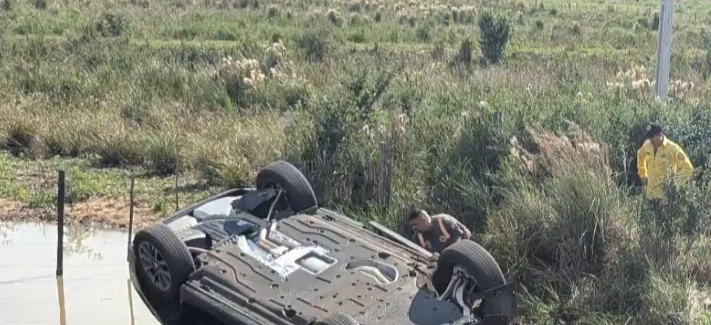 Tras esquivar a un motociclista, el vehículo dio varias vueltas y acabó volcado en un canal de agua. Foto: Gentileza