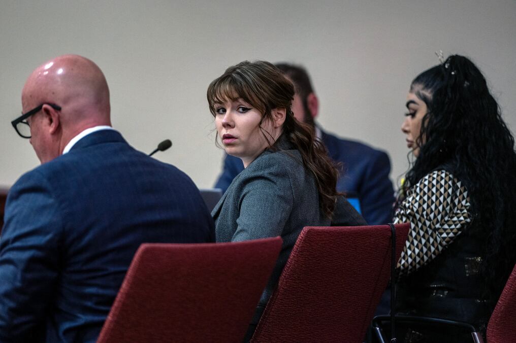 Hannah Gutiérrez-Reed, centro, sentada con su abogado Jason Bowles, izquierda, durante el primer día de testimonio. Foto: AFP
