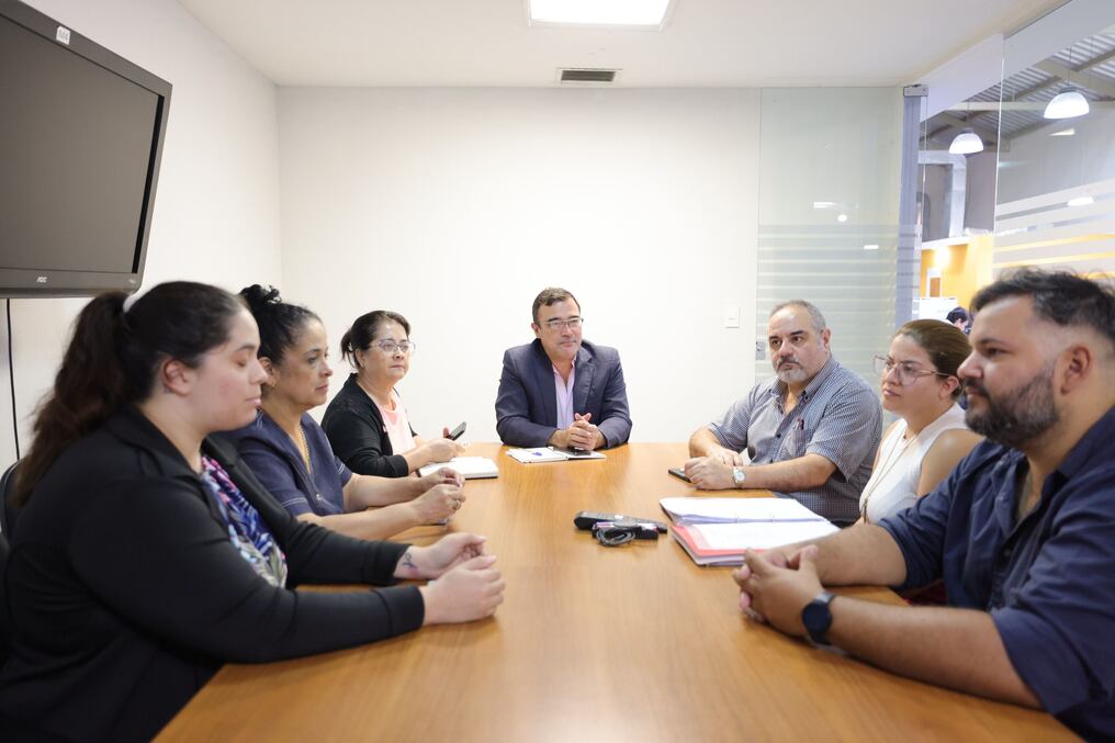 El vicedirector de la ONAMP, Óscar Fadlala Safuán, se reunió con autoridades de Mitic para coordinar acciones para presentar a la agrupación musical. Foto: Gentileza