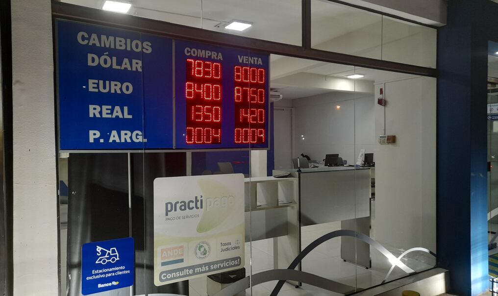 El dólar ya alcanzó los G. 8.000 en casas de cambio a pesar de las intervenciones diarias del BCP.  Foto: Gentileza