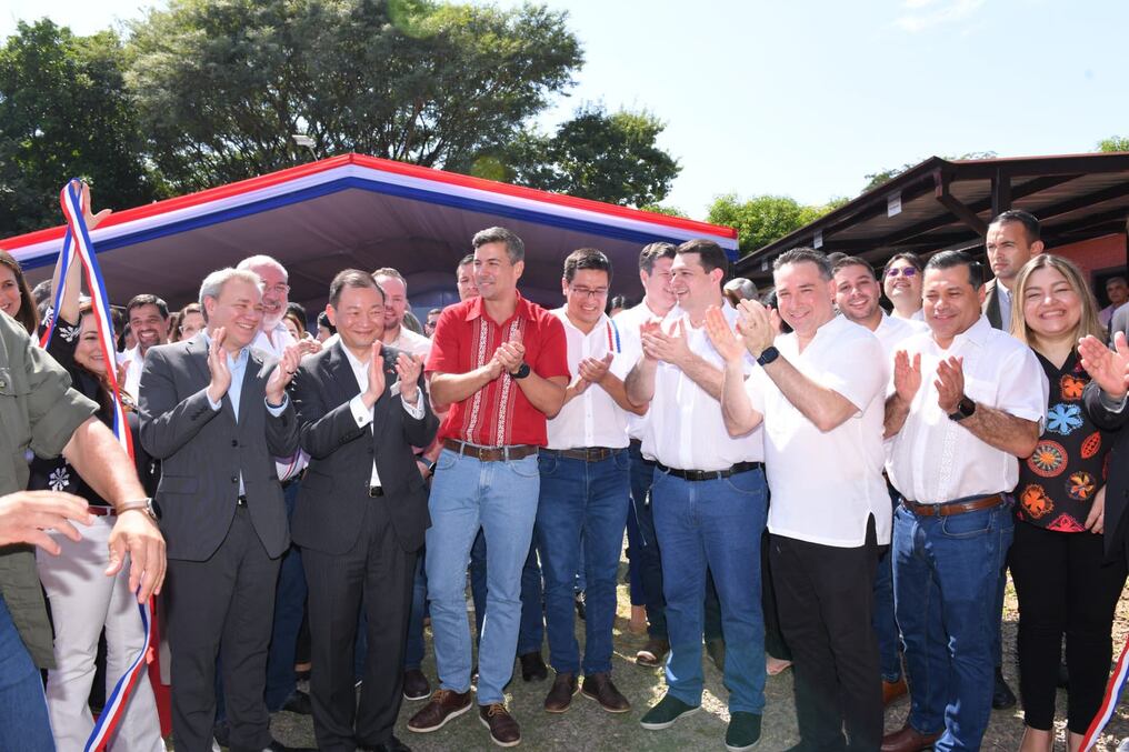 El presidente de la República, Santiago Peña, junto a autoridades de Alto Paraná, durante la inauguración del Centro de Desarrollo Empresarial SBDC Paraguay. Foto: Gentileza