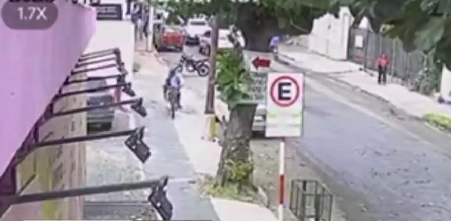 En cuestión de minutos, un solitario delincuente se alzó con una motocicleta estacionada fuera de un local comercial ubicado sobre las calles Guido Spano entre Malutín y Senador Long, en el barrio Villa Morra. Foto: Gentileza