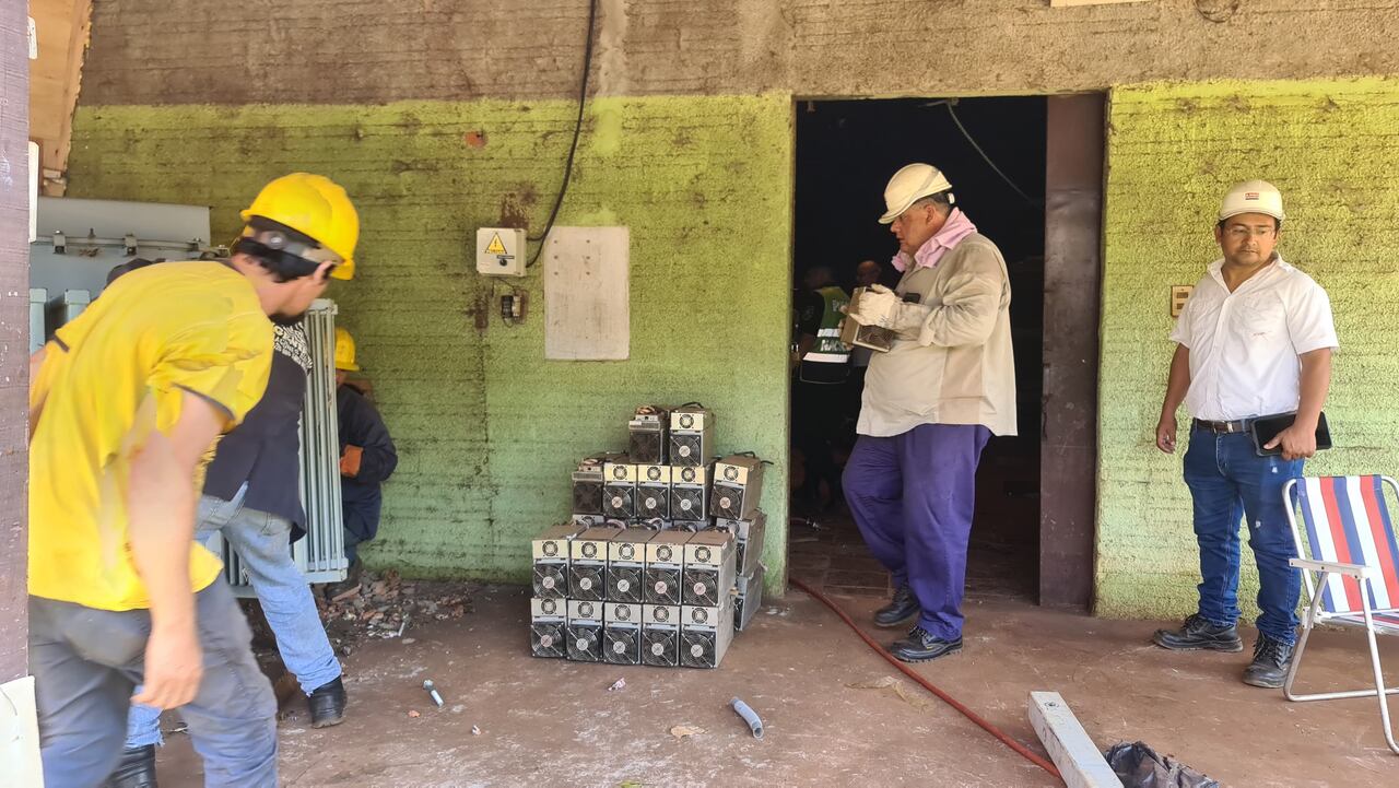 La Nación / En total se incautaron de 138 procesadores de criptomonedas con  conexión ilegal, según Ande