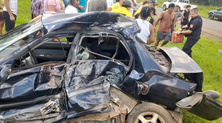 Choque entre bus y automóvil deja dos turistas alemanes heridos en Caazapá