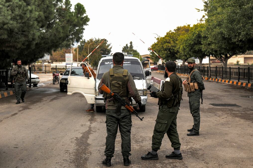 Soldados rebeldes forman un puesto de control después de tomar el puerto de Tartus, en el oeste de Siria. Foto: Bakr Alkasem/AFP