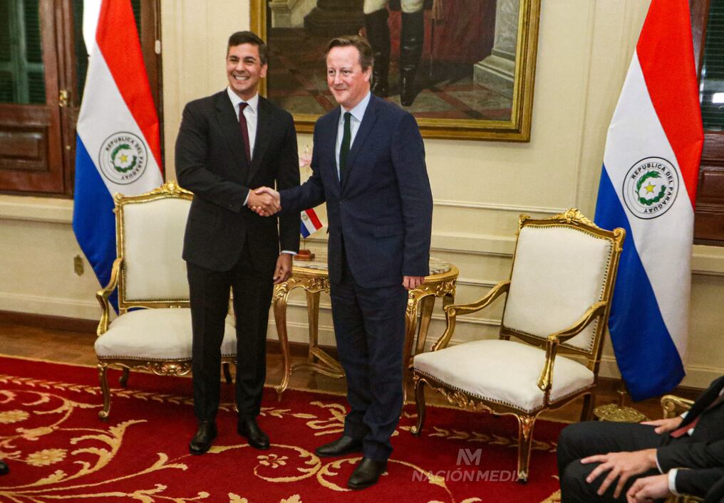 El presidente de la República, Santiago Peña recibió la visita del ministro de Relaciones Exteriores del Reino Unido, David Cameron, con quien coincidieron en la visión sobre grandes temas y desafíos globales, además en la importancia de aumentar el comercio bilateral. Foto: EDUARDO VELÁZQUEZ