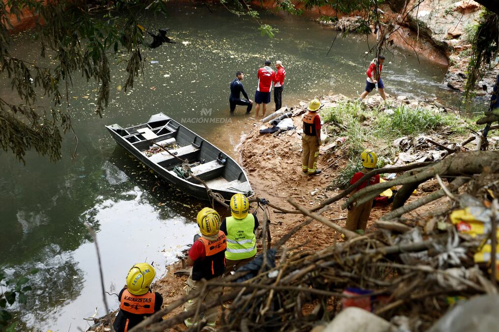 La Essap se sumó al trabajo de drenaje de la zona del arroyo, donde se encontraron restos de aparente tejido humano días atrás. Foto: Emilio Bazán